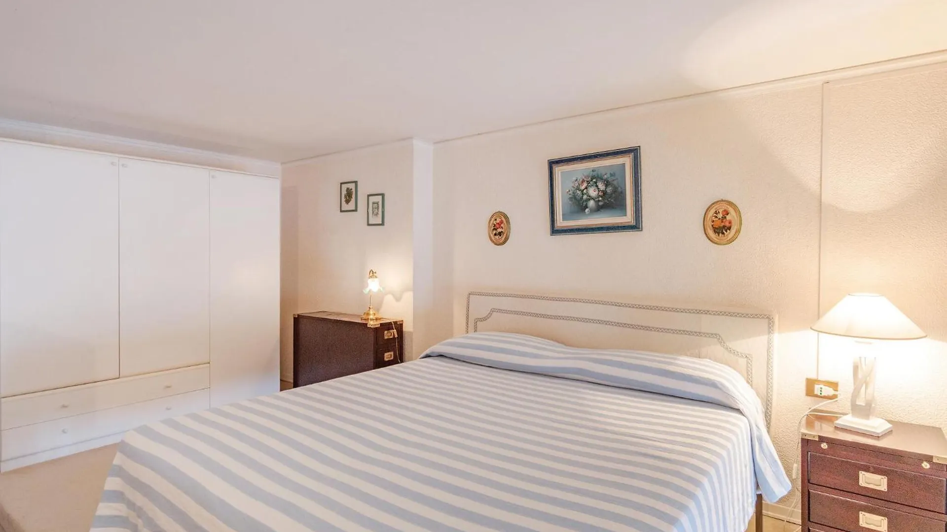Beautiful Apartment In Grimaldi With Kitchen Italia